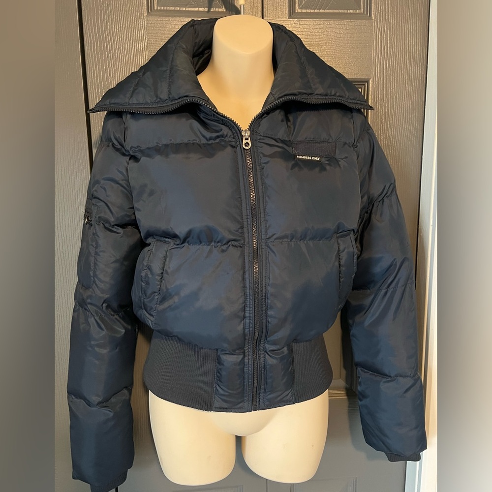 B5-122 Members only puffer jacket. Size MED